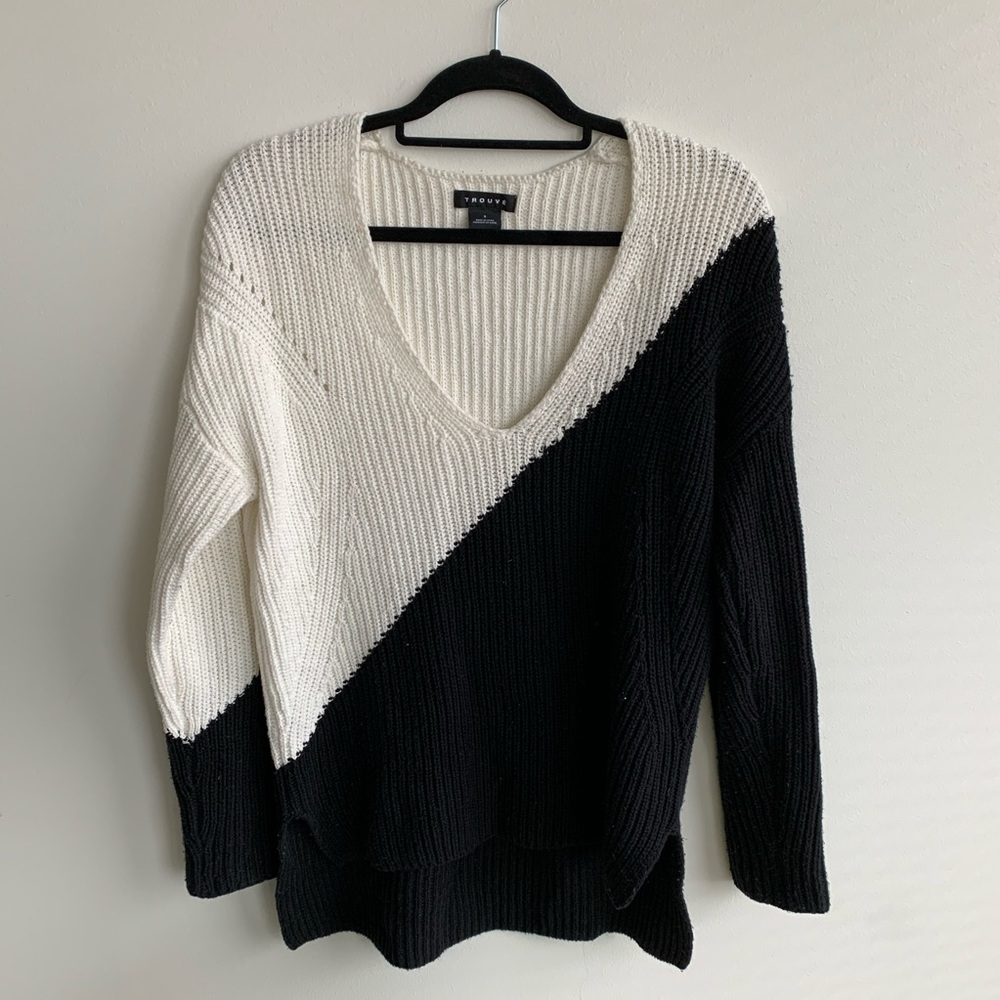 Trouve b/w Sweater 🐼
